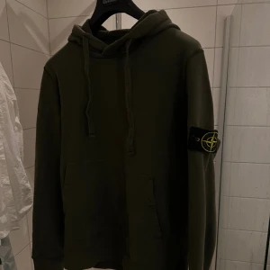 Stone island hoodie - Säljs pga för lite kärlek.  Storlek:M  Cond: 9/10  Pris: 1799kr