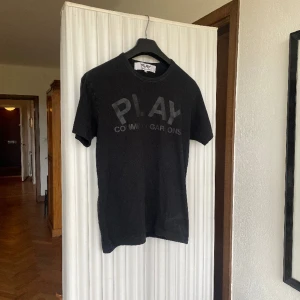 CDG T-SHIRT - Stilren t-shirt som passar med allt. Liten missfärgning nere till höger på framsidan (inte något som märks överdrivet). I övrigt mycket fint skick.