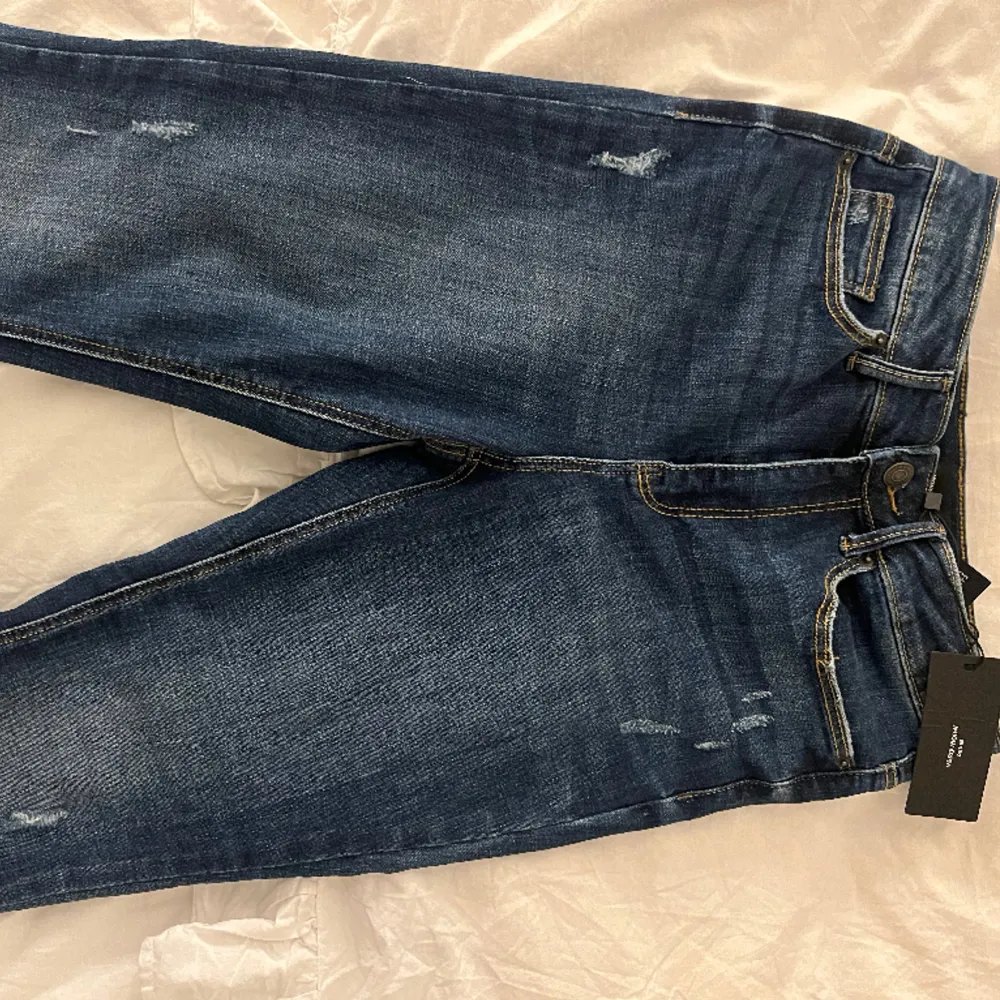 Säljer mina helt oanvända bootcut som är highwaist och stretchiga! De kommer tyvärr inte till användning..🩷 Storlek: 28/32  Nypris 500kr. Jeans & Byxor.