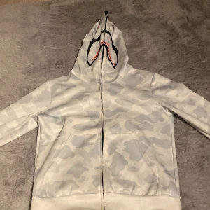 Bape hoodie  - Säljer min bape hoodie! Skriv privat för frågor eller intresse. Använt ungefär 3 gånger!