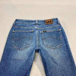 lågmidjade bootcut jeans från Lee💕 - supersnygga! midja 78 cm plus stretch o innerben 78 cm ja e 170 för referens 