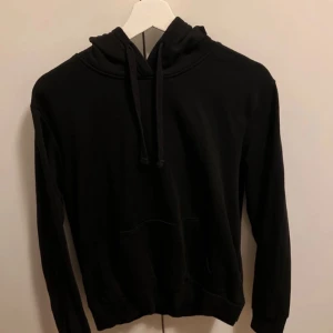 Hm hoddie - Säljer nu denna svarta hoddie ifrån Hm, då den inte längre kommer till användning. 