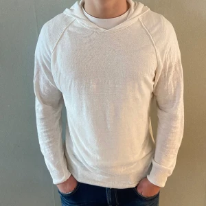 Stickad hoodie - Stickad hoodie från Oscar Jacobson. Kashmir. Skick 10/10