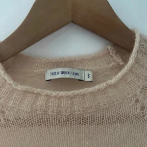 Stickad tröja - Från tiger of sweden. Så fin o mjuk. Skulle säga att den är ljus ljus rosa.