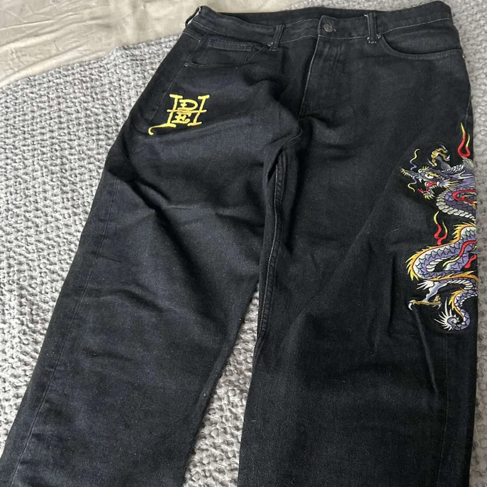 !!Intressekoll!! har 4 par Ed Hardy jeans 2 size L och 2 size XXL skriv för fler bilder/frågor kom med offers. Jeans & Byxor.