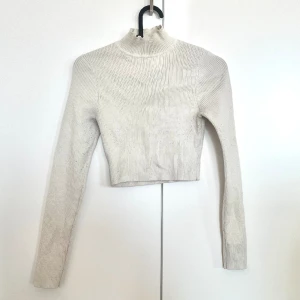 Cropped längärmad  - Fin, kort långärmad som passar till mycket! Storlek S. Kommer inte till användning längre ✨