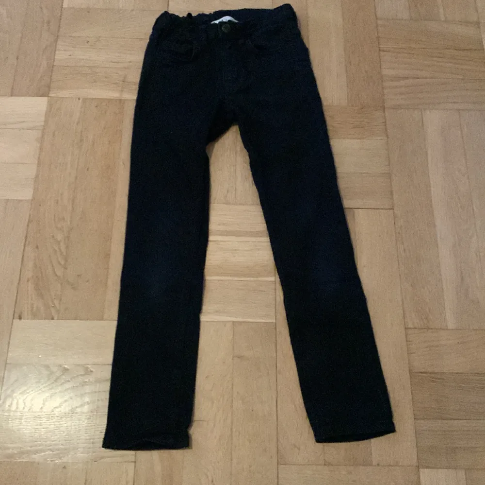  Skinny jeans,storlek 134,svarta,från h&m. Jeans & Byxor.