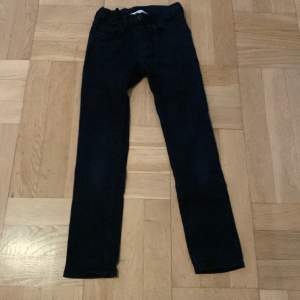  Skinny jeans,storlek 134,svarta,från h&m