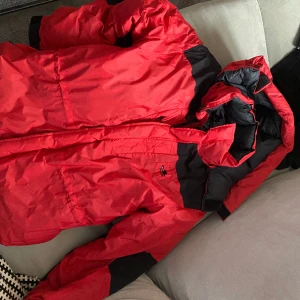 Äldre haglöfs vinterjacka - Hel och nyligen kemtvättad. Några sömmar är lite noppriga men inget slitage.