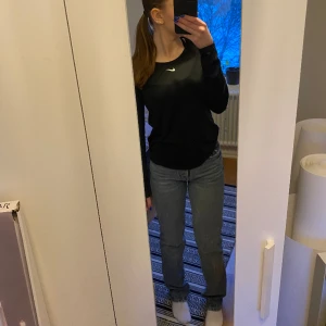 Zara jeans💗 - Mid waist jeans från zara💗Jag är 160 och jeansen är lite långa på mig, hör av er för frågor💗