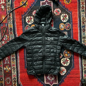 EA7 Armani Jacka storlek S - Armani jacka storlek S Haft den i några år men inte använd pga för liten Inga hål eller defekter Nypris 1500kr