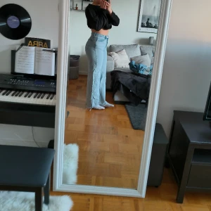 Blåa jeans - Blåa jeans. Storlek L i men mer som M.