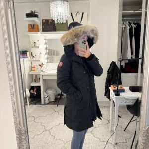 Canada Goose - Säljer denna fina canada goose i modellen lorette parka då den inte är min stil längre riktigt, jackan är i väldigt fint skick och kvitto tillkommer:) pris kan diskuteras