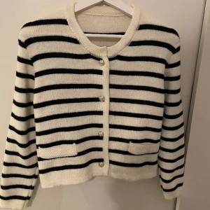 Stickad kofta - Stickad kofta med guldiga knappar i nyskick!