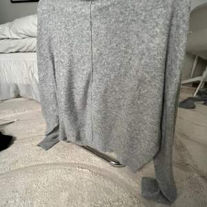 Ljusgrå stickad tröja med fin detalj💕Totalt oanvänd