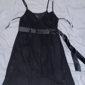 Svart klänning med dragkedja på sidan från ESPRIT Collection - Knappt använd - Storlek 42.