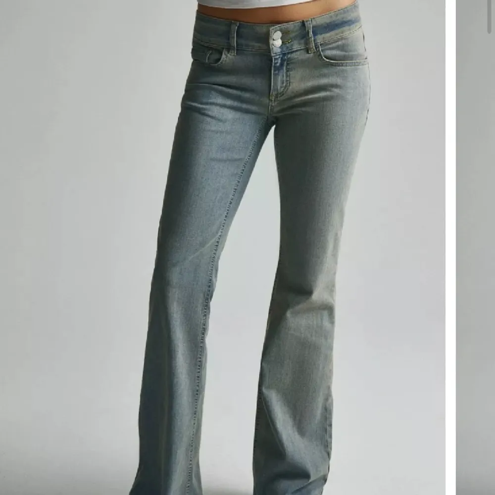 Low waist blåa jeans från Nelly! Aldrig använda ❣️ Köpta för 750 kr❣️. Jeans & Byxor.