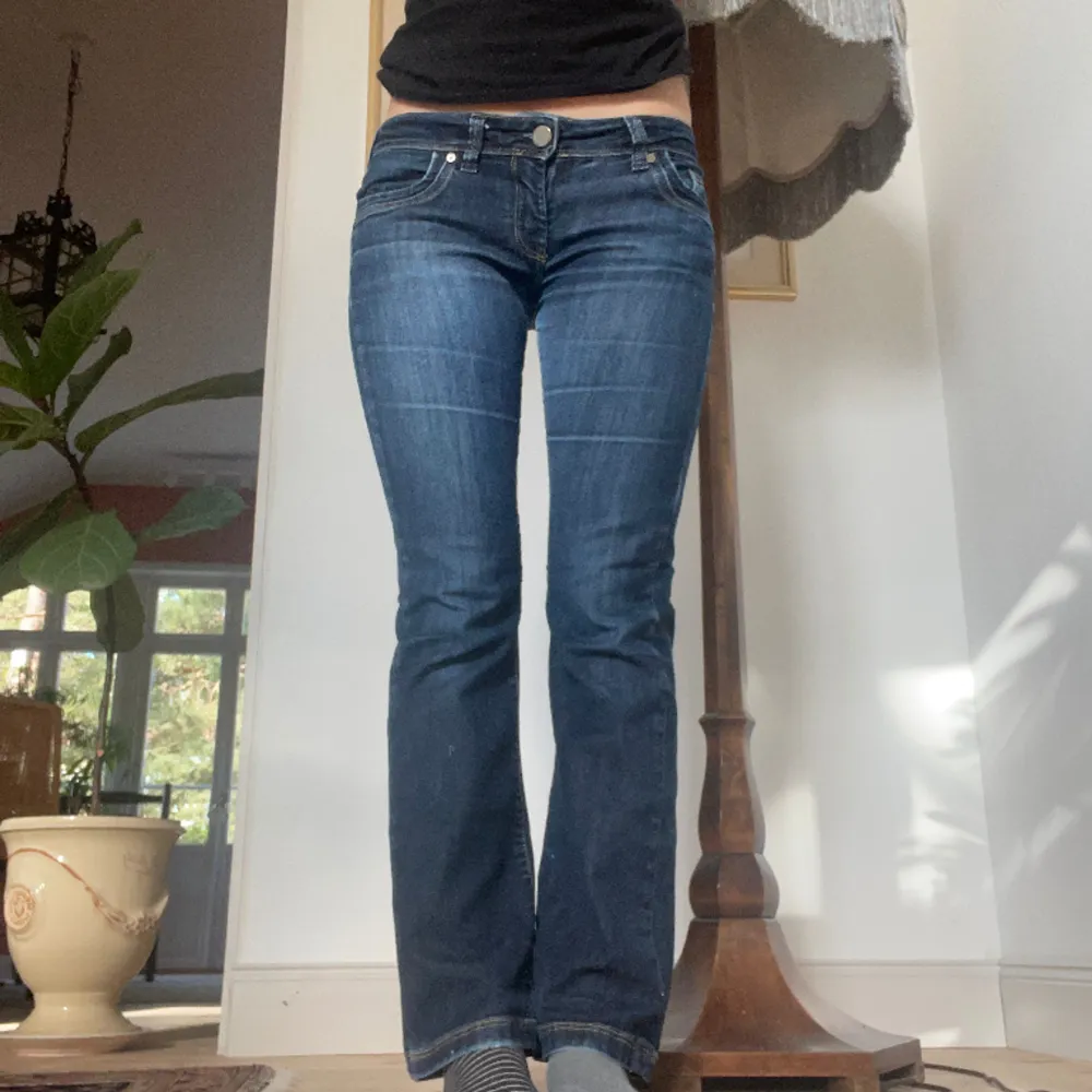 Lågmidjade bootcut jeans i jättebra skick (förutom ett litet hål längst ner vid benet som knappt syns) W27 L32💕🥰. Jeans & Byxor.