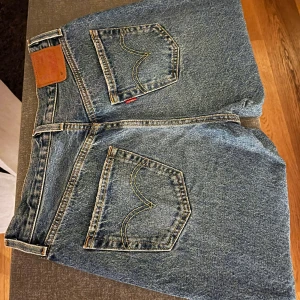 Levis 501 - Jättecoola 501 levis jeans i väldigt bra skick. Använda fåtal gånger. Passar mig bra i benen som är 166 cm.