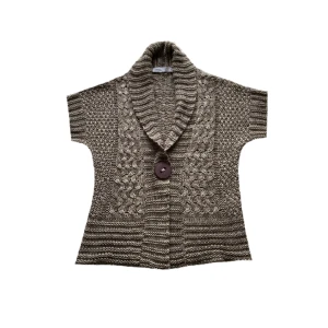 Stickad topp - Vacker stickad topp med detaljer. Passar S-M. Hör av dig om du är intresserad, vill få mått eller har andra frågor<3