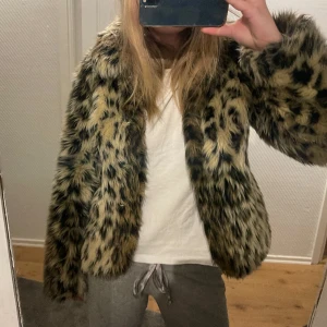 Pälsjacka i leopard - Säljer denna super snygga pälsjackan i leopard mönster. 
