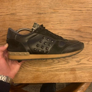 Valentino Rockrunners  - Äkta Rockrunners i relativt okej skick, smutsiga men går jätteenkelt att tvätta rena. inte originalsulor. Skick: 6/10. 1/4 av og pris så passa på….. 