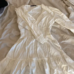 Klänning - Jättefin sommarklänning från zara. Lite skrynklig nu men går ju såklart att fixa. Använd endast två gånger💕