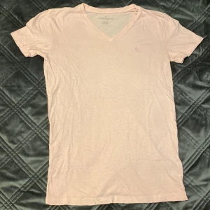 American Eagle T-shirt - Ljusrosa t-shirt från american eagle i storleken xs