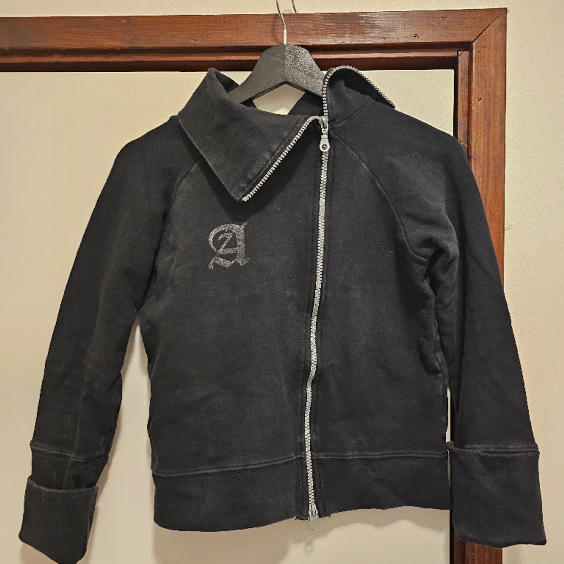 Långärmad tröja med asymmetrisk dragkedja - 90