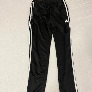 Adidas byxor - Bra skick, pris kan diskuteras, skriv för mer info alt bilder