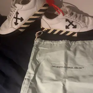 Säljer nu dessa ovanliga off white sneakers, de görs inte längre och slutats göra för år sedan. Box plus dustbag ingår (tag är även kvar). Skorna är i använt skick men har fortfarande väldigt mycket att ge! Skriv vid funderingar eller mer bilder😊