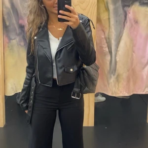 Skinnjacka  - Använd för något år sedan men slutade användas, fin och kortare modell av skinnjacka. 