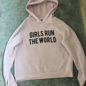 Rosa hoodie från Gina tricot. Använd 1 gång.🩷