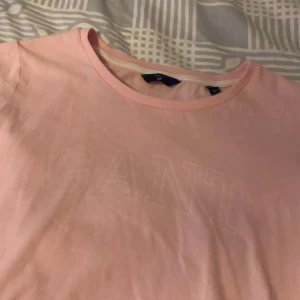 Gant t-shirt - Rosa gant t-shirt. Tryck på framsidan som syns lite dåligt då det är i vitt. Sällan använd.