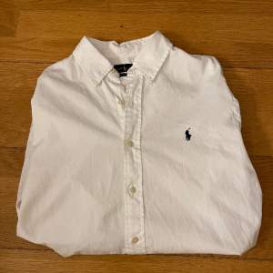 Ralph Lauren skjorta storlek L. Använd ett fåtal gånger, fint skick!  Pris kan diskuteras vid snabb affär!