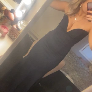 balklänning - hej! säljer även min andra bakklänning som aldrig blev använd (dvs den är oanvänd). Skriv för fler bilder och kom gärna med egna prisförslag💕