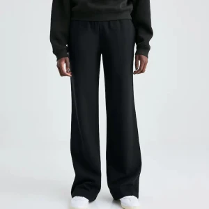 Low waist mjukisbyxor - Säljer dessa mjukisbyxor i svart från bikbok. Endast använda fåtal gånger och därav bra skick på dem. Skriv för fler bilder. 