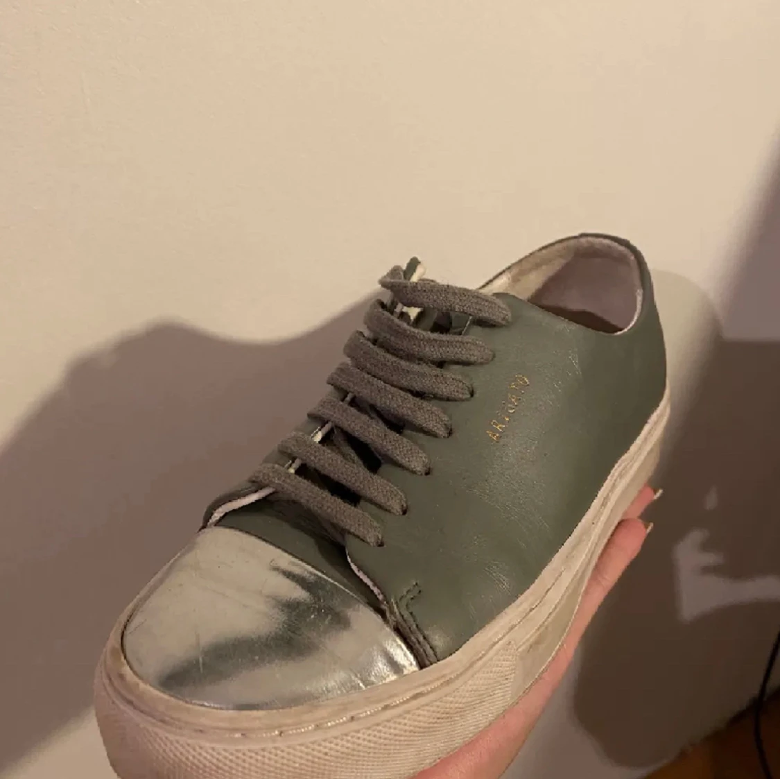 Gråa läder Arigato skor