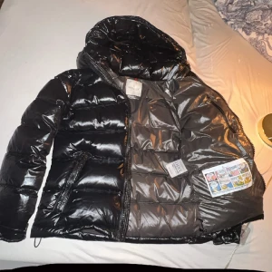 Moncler Maya - Använd bara 3 gånger skick 10/10 storlek 1 (S) för fler bilder kom privat pris kan diskuteras