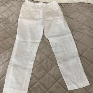 Linnebyxor - Linnebyxor från Zara som är helt oanvända då de var för stora och var bortrest under returperioden. Perfekta inför våren/sommaren. Storlek M/31. Loosed fit.