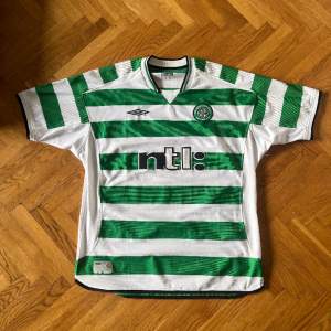 Celtic fotbollströja från 2003, den köptes i samband när Celtic mötte Gais i en träningsmatch under Henke Larssons storhetstid. Storlek XL samt inga flaws, 10/10 skick! 