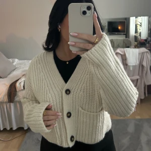 Kofta - Vit stickad kofta med fickor, aldrig använd så i nyskick 🤍