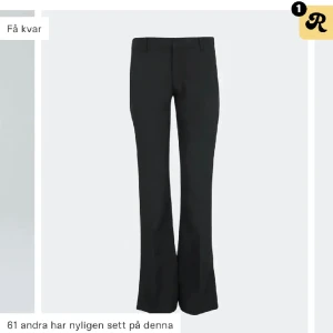 Kostymbyxa låg midja  - Säljer ett par eftertraktade lågmidjade kostymbyxor med slits i storlek 38🫶🏻 Slutsåld i alla storlekar på hemsidan. Byxorna är använd ett fåtal gånger och är i mycket bra skick!  Säljer för dom är för små ❣️