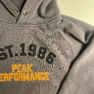 Snygg vintage hoodie från peak performance! Riktigt tjock och skön. Storlek L men sitter mer som M