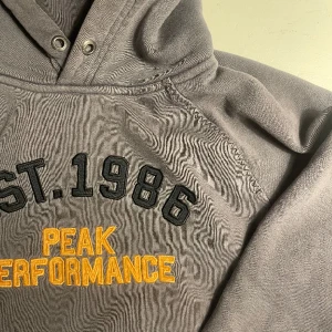 Peak performance hoodie - Snygg vintage hoodie från peak performance! Riktigt tjock och skön. Storlek L men sitter mer som M