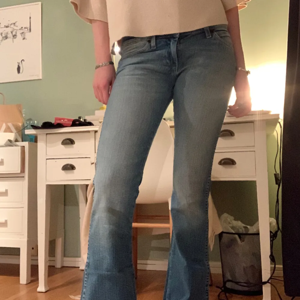 Så fina jeans från wrangler, jättebra skick! Midjemått: 37 cm mätt rakt över Innerbenslängd: 78 cm Storlek: W:26 L:32 . Jeans & Byxor.