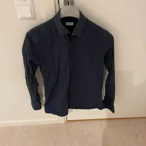 En snygg marinblå skjorta i storleken M inga skador eller defekter 