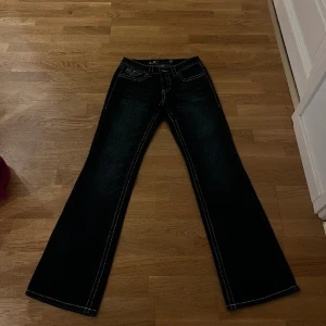 Lowwaist jeans med synliga sömmar  - Jätte fina mörkblåa jeans Storlek 38 Innerbenslängd - 83cm  Midjemått- 40cm  *en liten del av en sömm saknas, se första bilden, inget som påverkar jeansen 