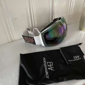 skidglasögon  - skidglasögon från EW Performance, aldrig använda o är helt nya. Har gummi på insidan av de vita bandet så de sitter på plats, är även UV skydd i så man skyddas mot UV-strålning 🌟