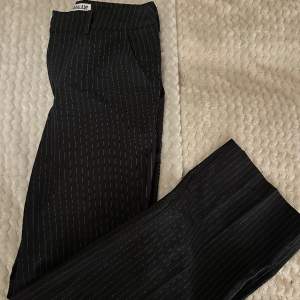 Svarta kostymbyxor från madlady i storlek 32/short, nyskick 